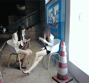 坐在这里等人吗