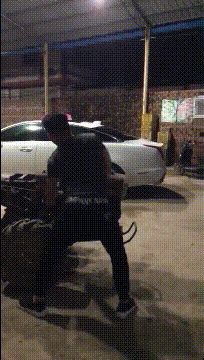 大哥，你轻点摇，我怕车受不了