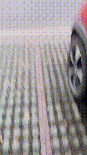 一个赶着上班 一个赶着抓鬼