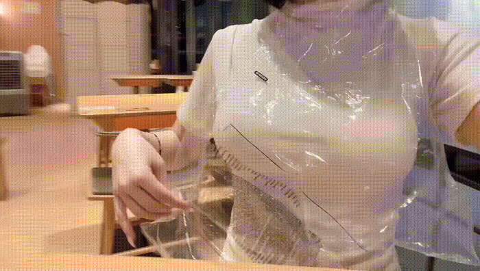 这样就不用担心滴到胸前了