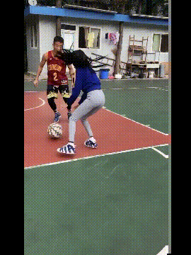 这是我见过打篮球的妹子中，最帅气最性感的一个