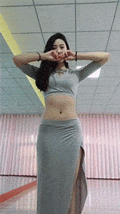 女友新学的肚皮舞，帮忙看看跳的怎么样
