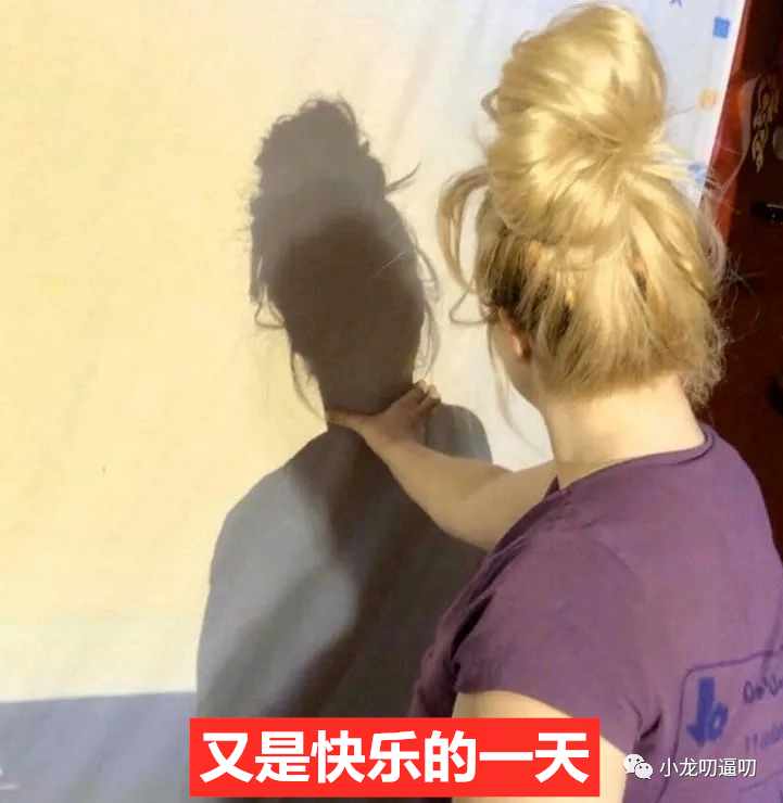 趁女朋友睡觉时，偷偷...