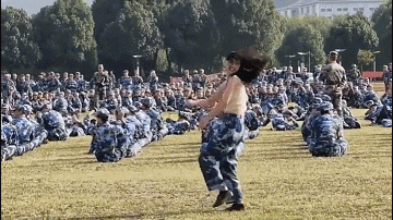 全体起立看辣舞