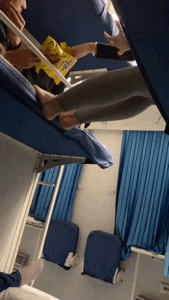 坐个车还要吃狗粮！