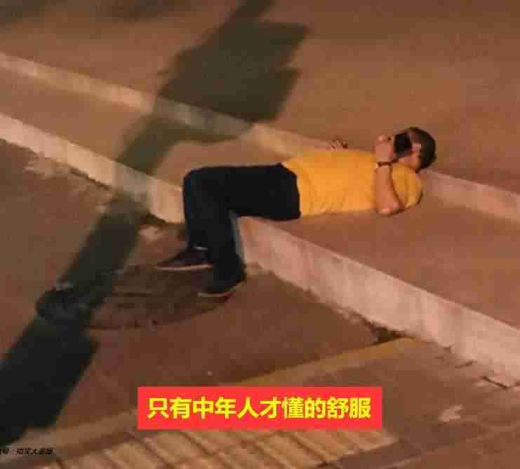 这么小的包包里能装什么？