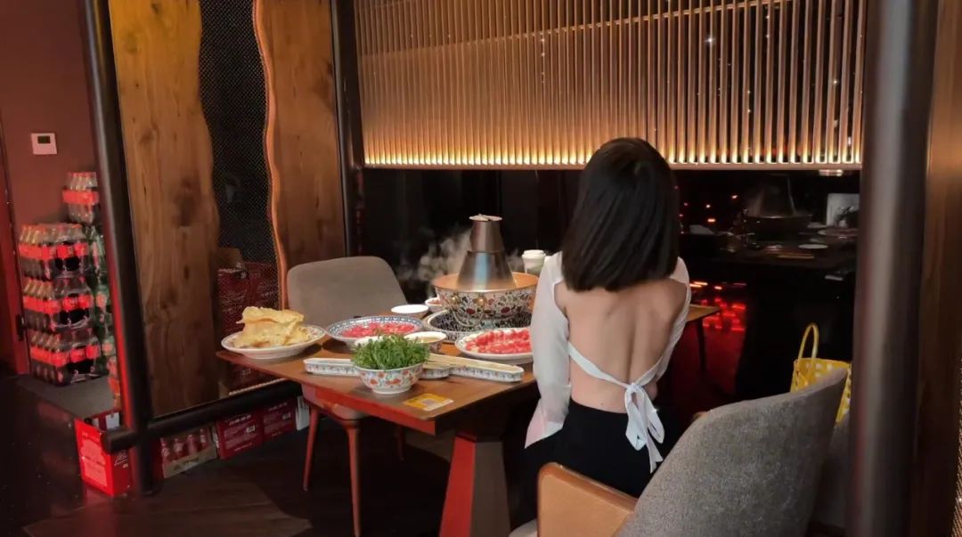 ​吃火锅围围裙，就不怕弄脏身体了！