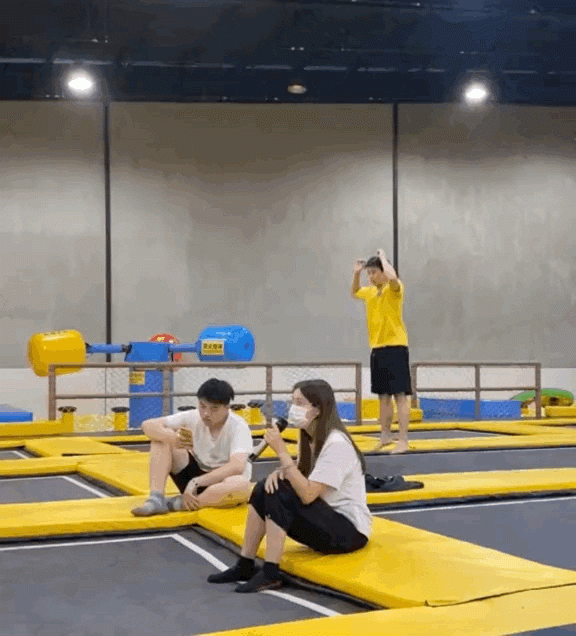 兄弟，你女朋友还挺会玩儿